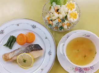 鮭のムニエル・スープ・サラダ