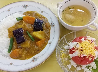 カレーライス・スープ・サラダ