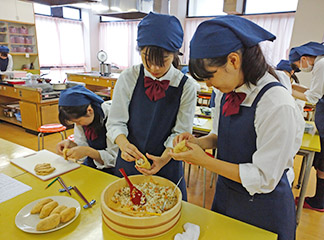 稲荷ずし・吉野鶏の吸物作り実習写真1