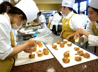 辻製菓専門学校での製菓実習写真4